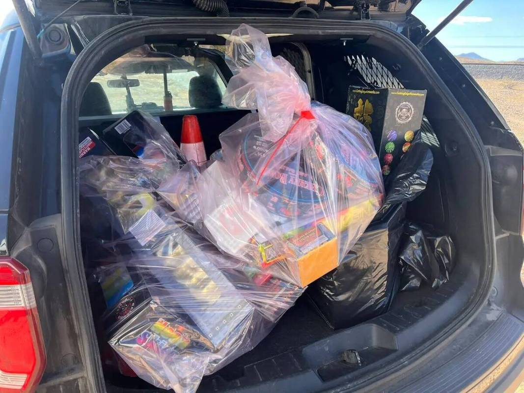 Un SUV contiene bolsas de fuegos artificiales ilegales confiscadas el fin de semana por el Depa ...