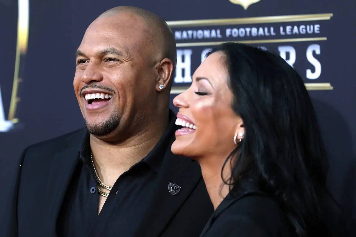 El entrenador de los Raiders de Las Vegas, Antonio Pierce, y su esposa Jocelyn Pierce caminan p ...