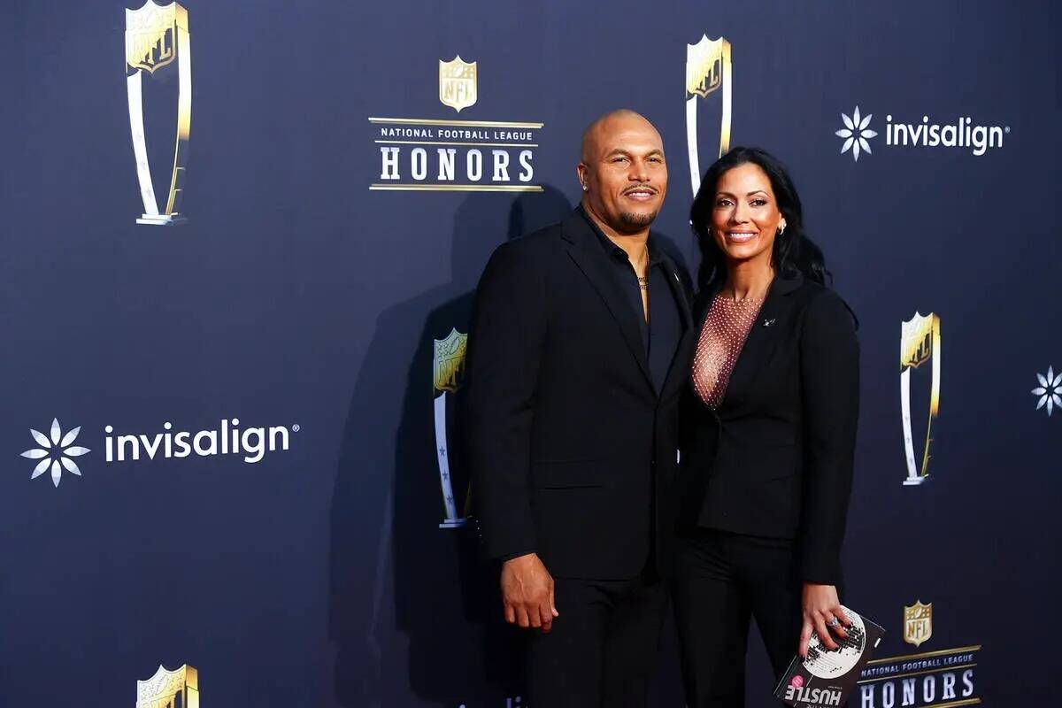 El entrenador de los Raiders de Las Vegas, Antonio Pierce, y su esposa Jocelyn Pierce caminan p ...