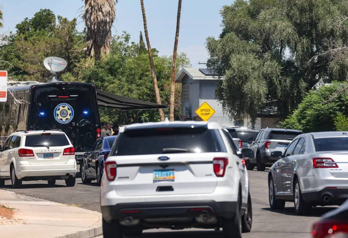 La policía de Las Vegas investiga la escena de un tiroteo con participación de un agente en l ...