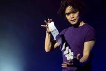El ilusionista Shin Lim posa para un retrato en el escenario antes de la reapertura de su espec ...