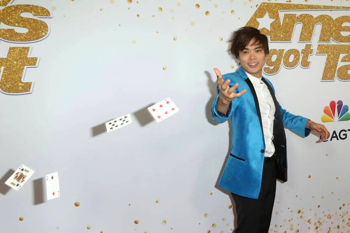 El ilusionista Shin Lim lanza sus cartas mientras llega a la alfombra roja del show final de la ...