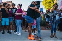 Dolientes se abrazan durante una vigilia por Kayla Harris, quien fue asesinada en un quíntuple ...