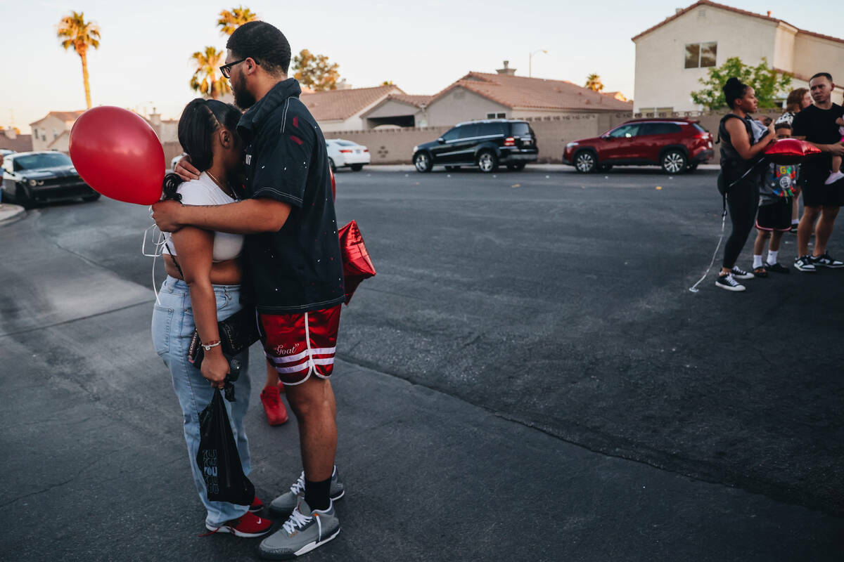 Jalen Simmons, hermano mayor de Kayla Harris, abraza a una doliente durante una vigilia por Kay ...