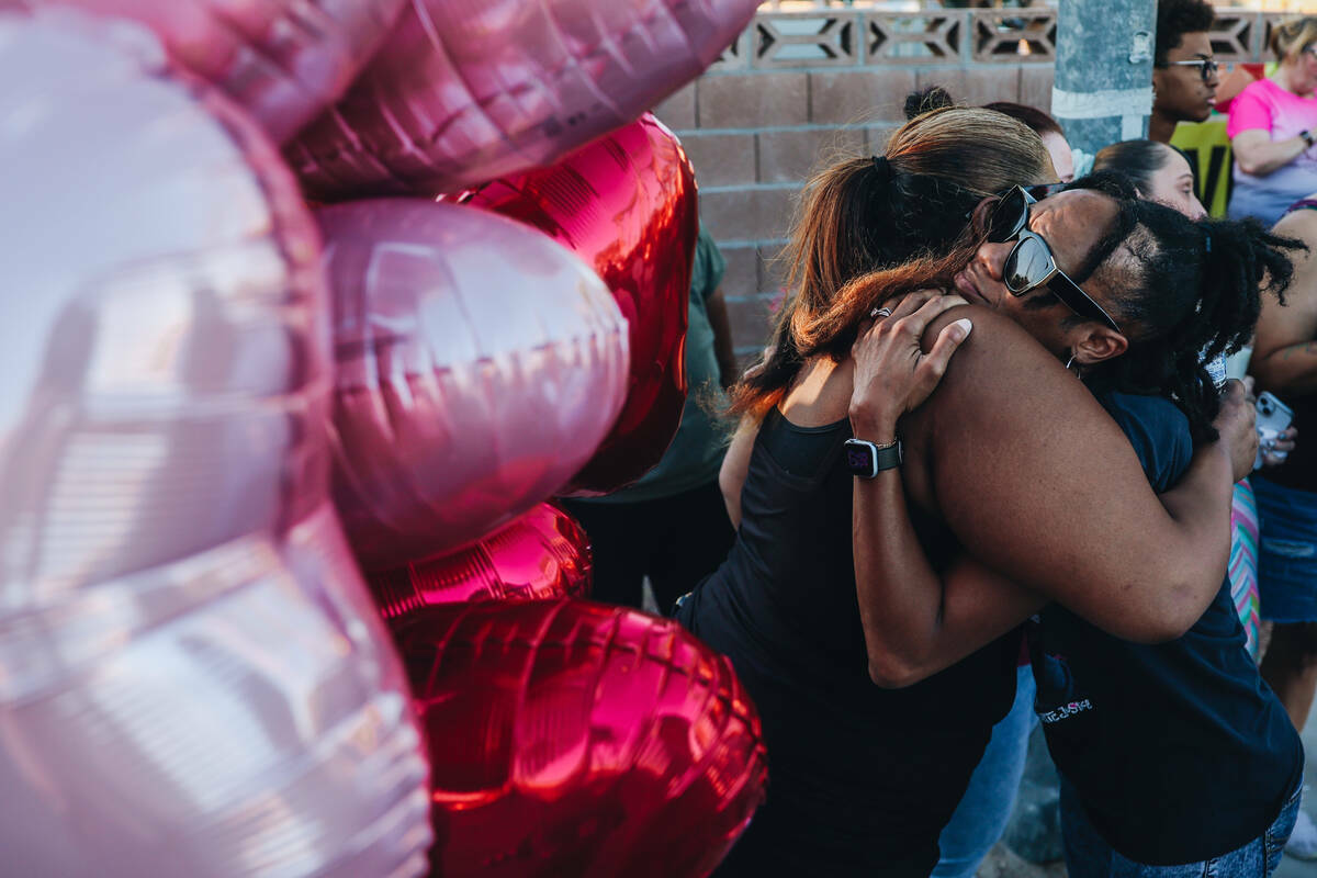 Dolientes se abrazan durante una vigilia por Kayla Harris, quien fue asesinada en un quíntuple ...