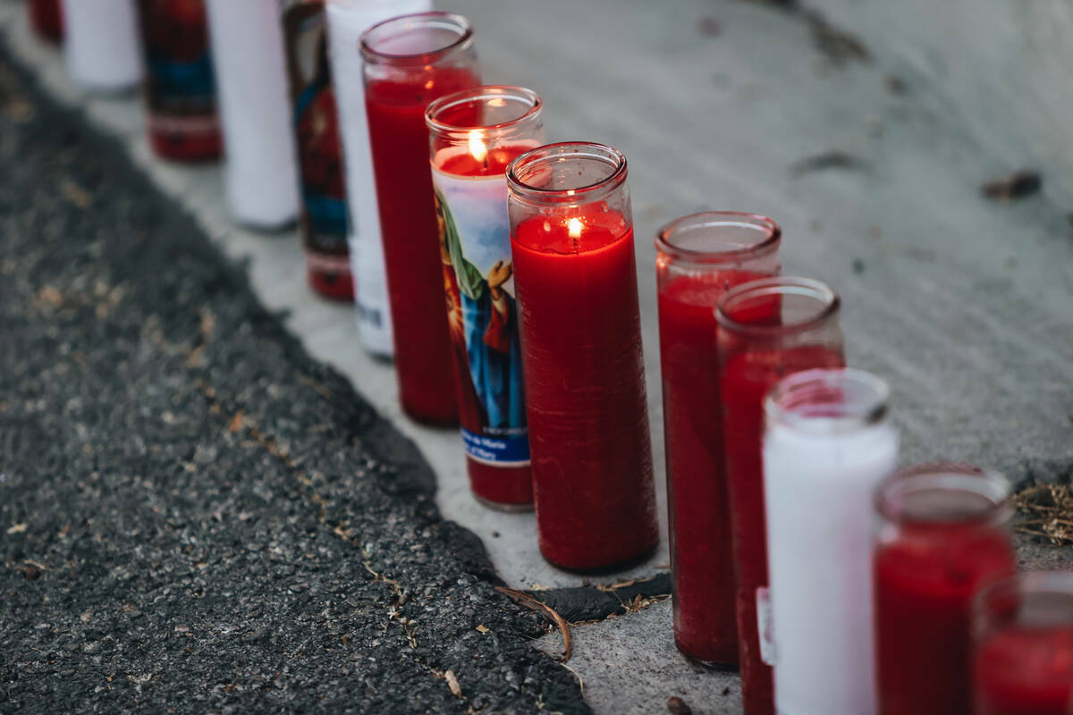 Velas durante una vigilia por Kayla Harris, quien fue asesinada en un quíntuple homicidio el 2 ...