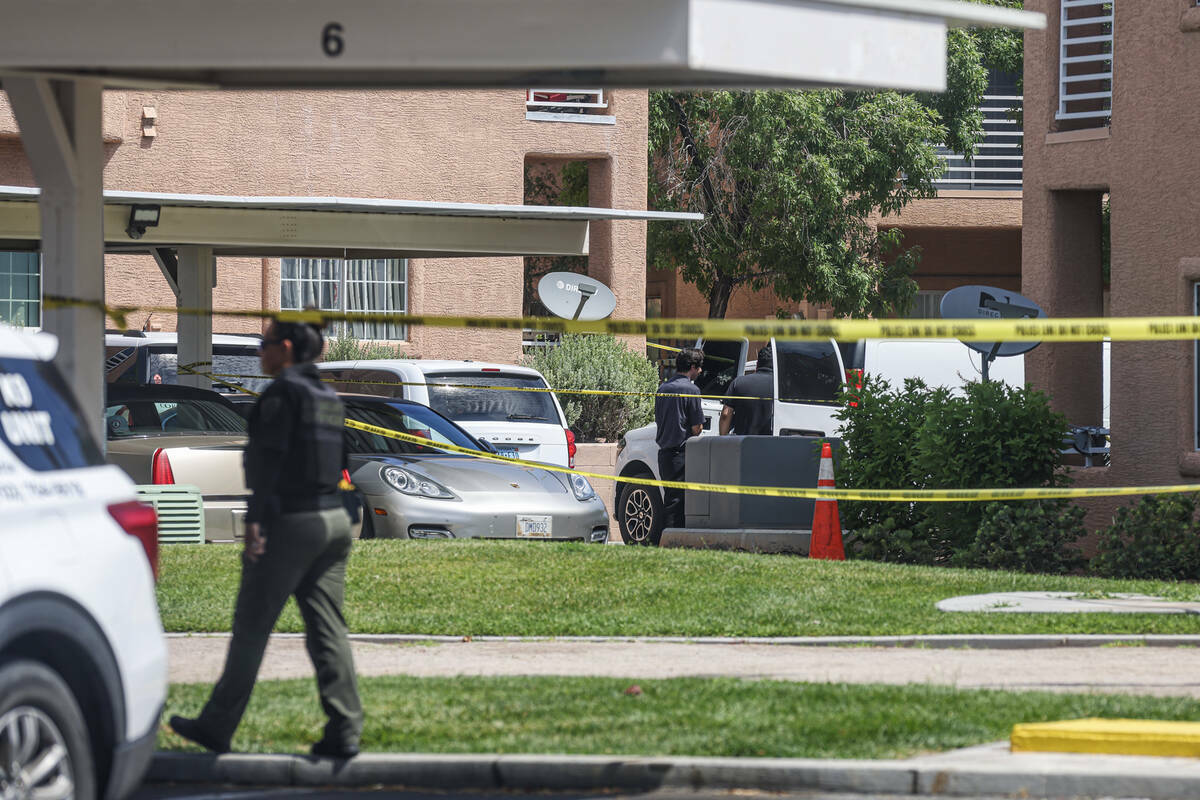 La policía de North Las Vegas investiga la escena donde cinco personas fueron encontradas muer ...