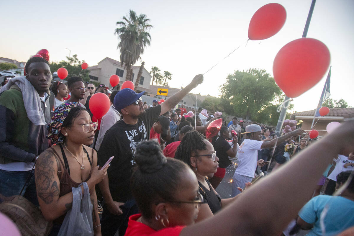 Globos rojos son liberados en el cielo durante una vigilia por Kayla Harris en Craig Ranch Vill ...