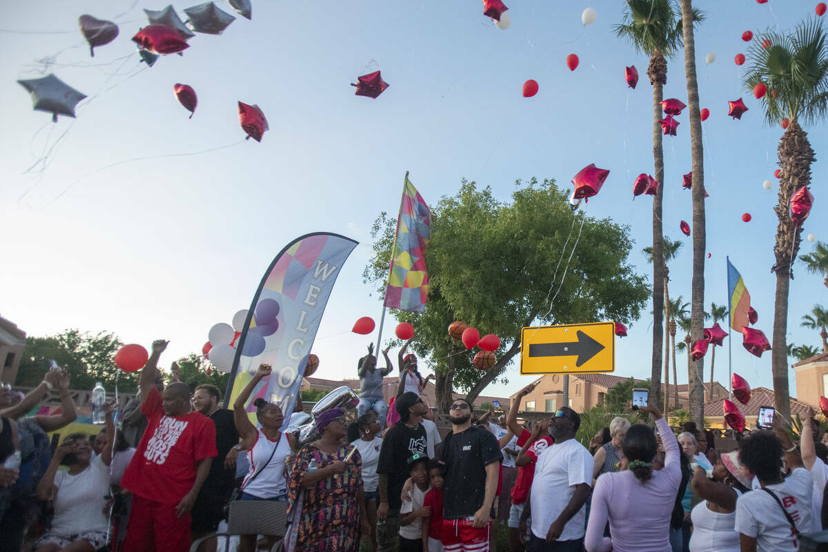 Globos rojos son liberados en el cielo durante una vigilia por Kayla Harris en Craig Ranch Vill ...