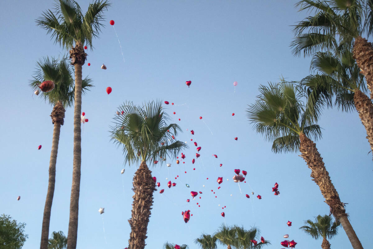 Globos rojos son lanzados al cielo durante una vigilia por Kayla Harris en Craig Ranch Villas, ...