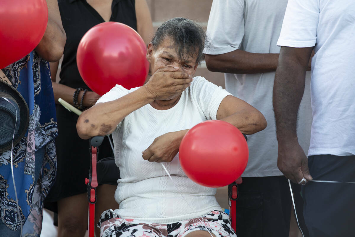 La abuela de Kayla Harris llora la pérdida de su nieta durante una vigilia en Craig Ranch Vill ...