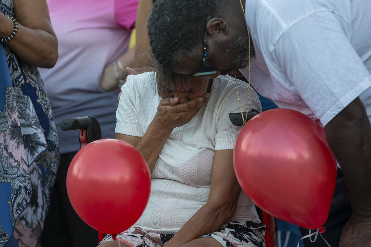 La abuela de Kayla Harris llora la pérdida de su nieta durante una vigilia en Craig Ranch Vill ...