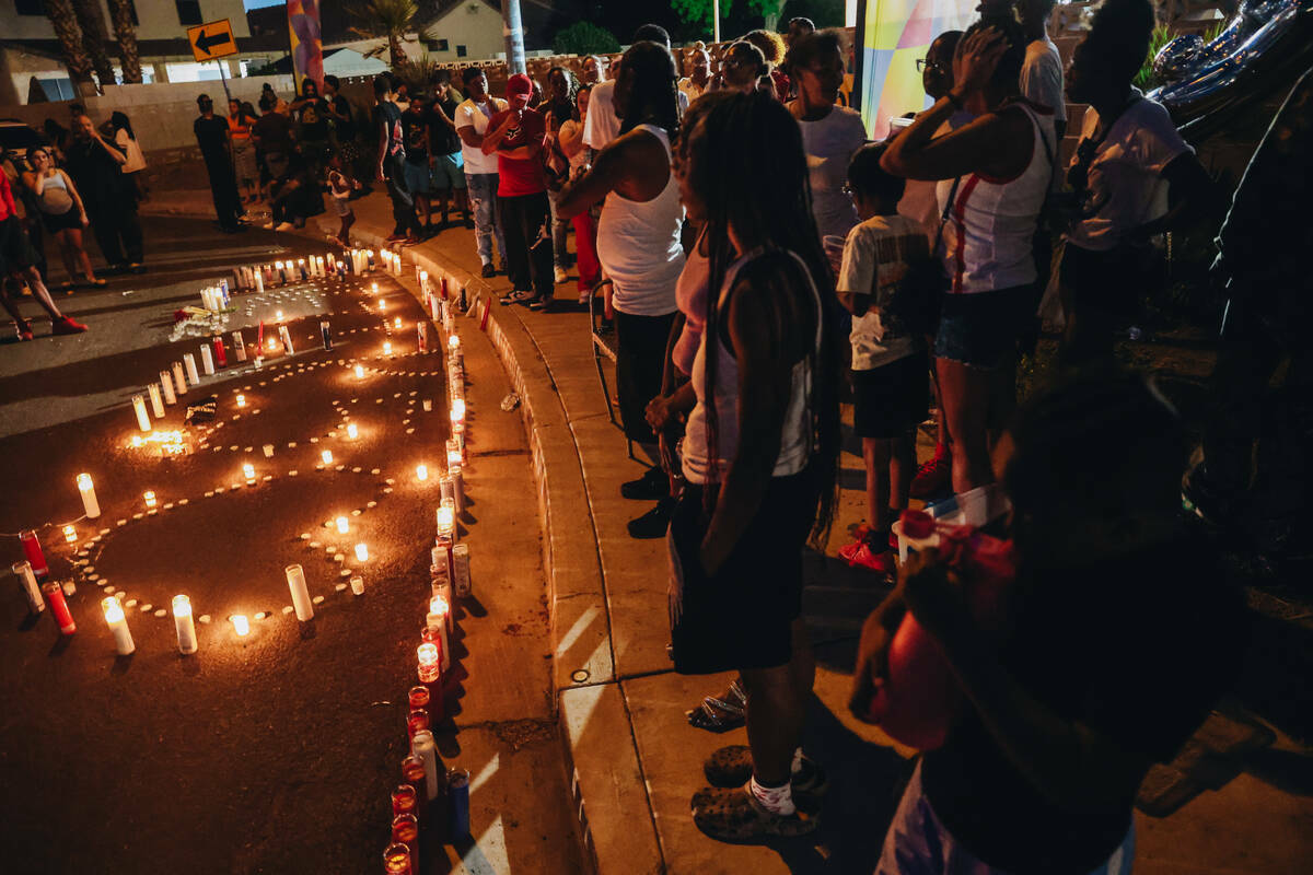 Velas encendidas en la calle durante una vigilia por Kayla Harris, quien fue asesinada en un qu ...