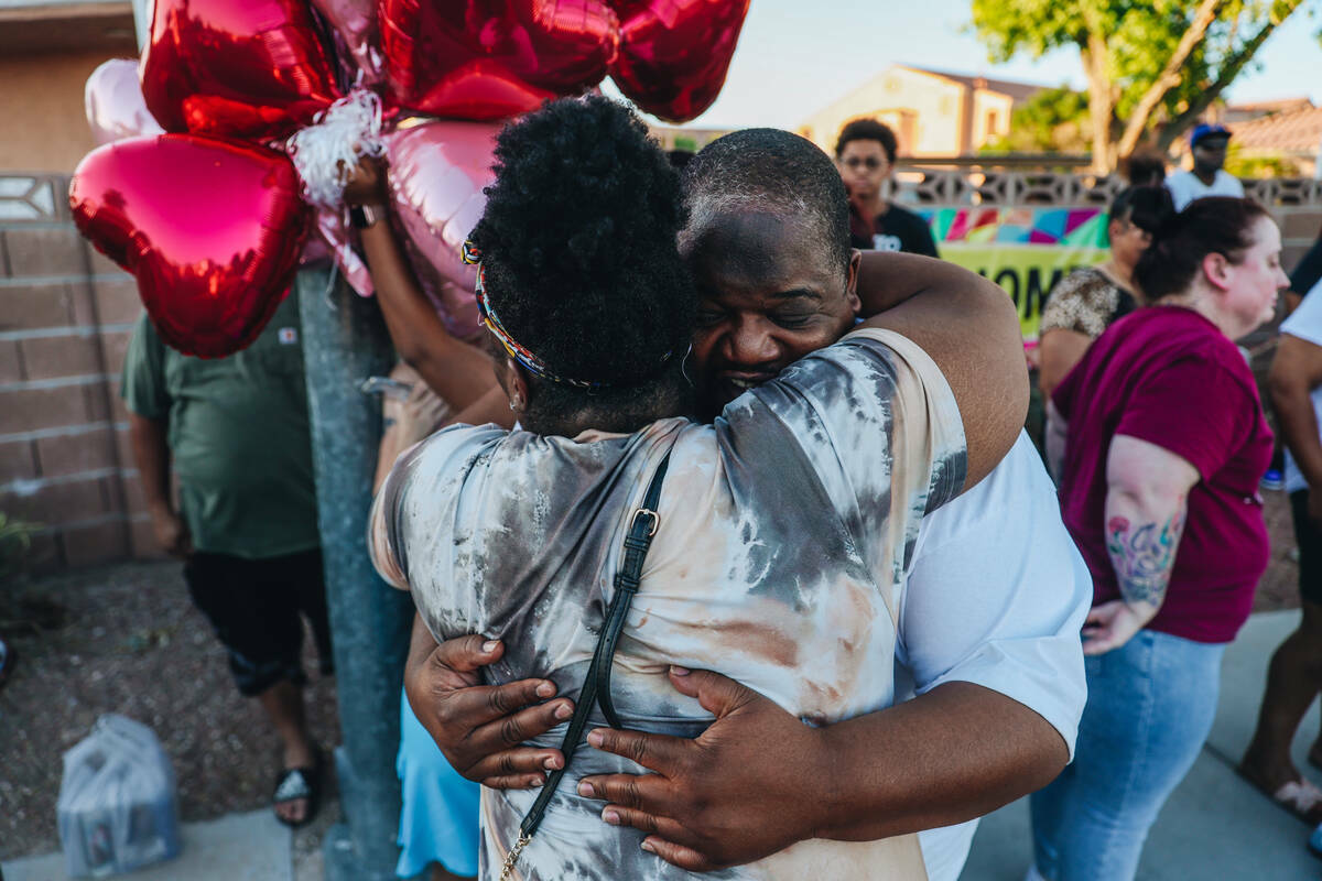 Dolientes se abrazan durante una vigilia por Kayla Harris, quien fue asesinada en un quíntuple ...