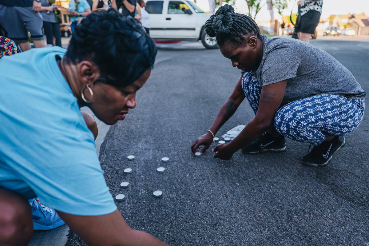 Dolientes encienden velas durante una vigilia por Kayla Harris, quien fue asesinada en un quín ...