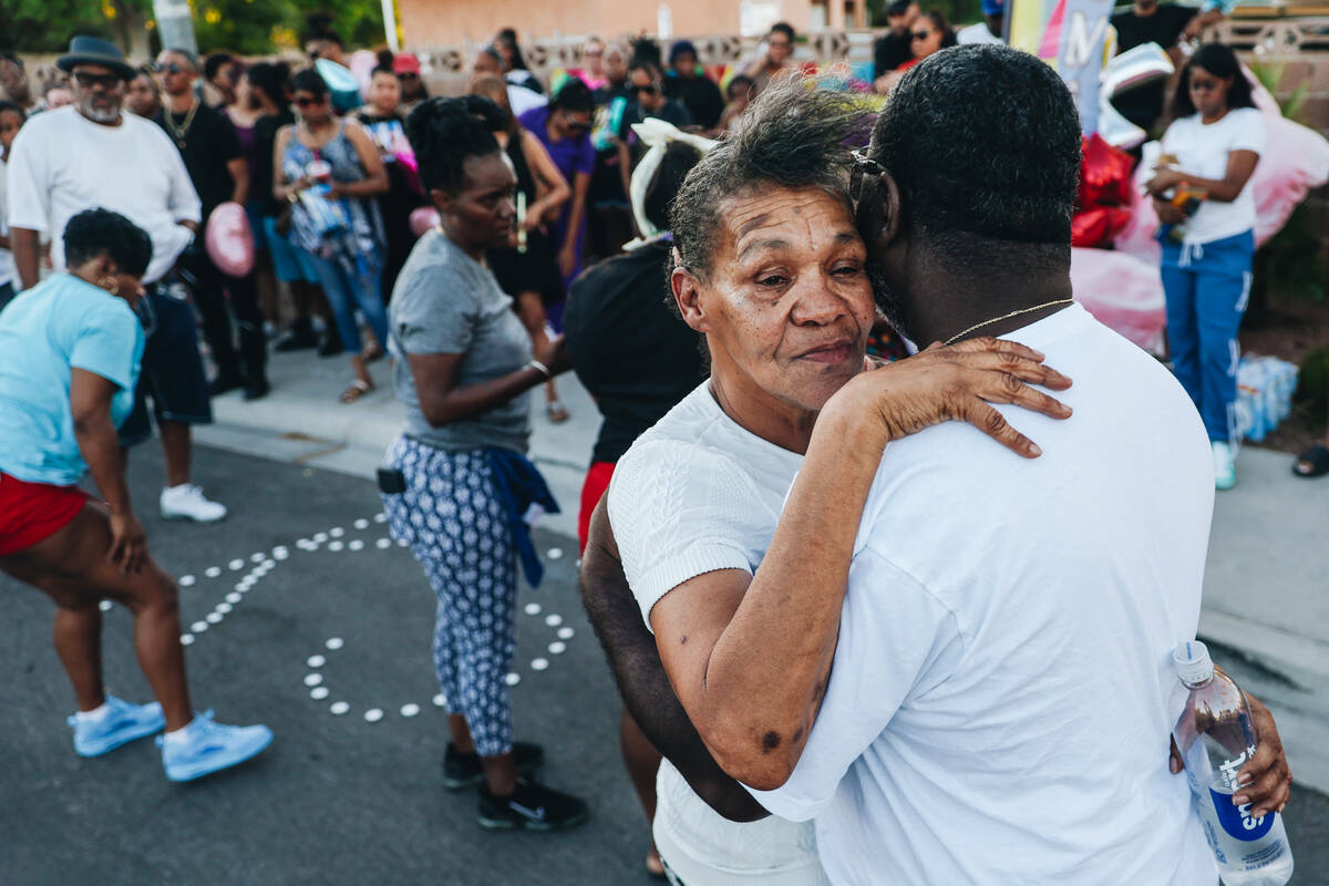 Dolientes se abrazan durante una vigilia por Kayla Harris, quien fue asesinada en un quíntuple ...