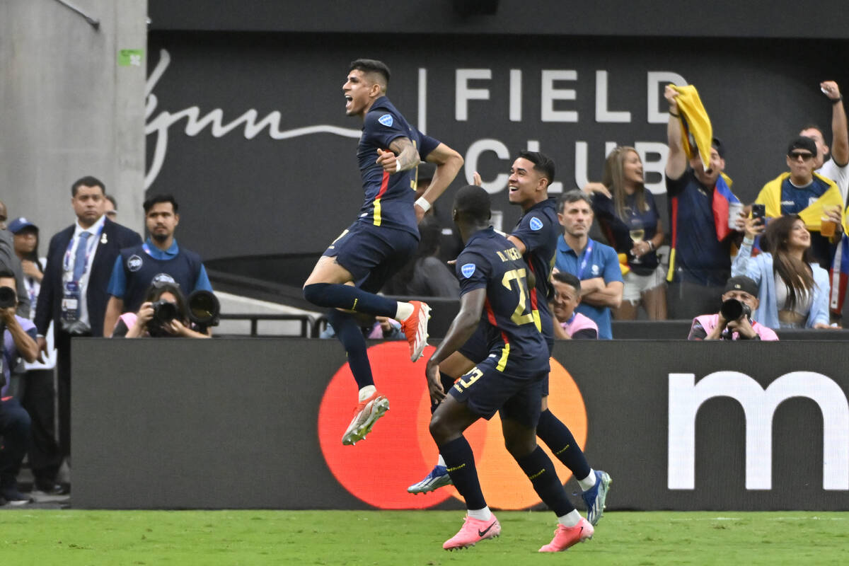 Jugadores de Ecuador celebran después de un autogol de Kasey Palmer de Jamaica durante un part ...