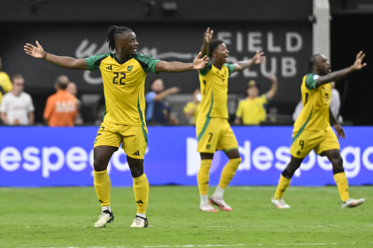 Jugadores de Jamaica protestan una decisión del árbitro Cristian Garay de Chile durante un pa ...