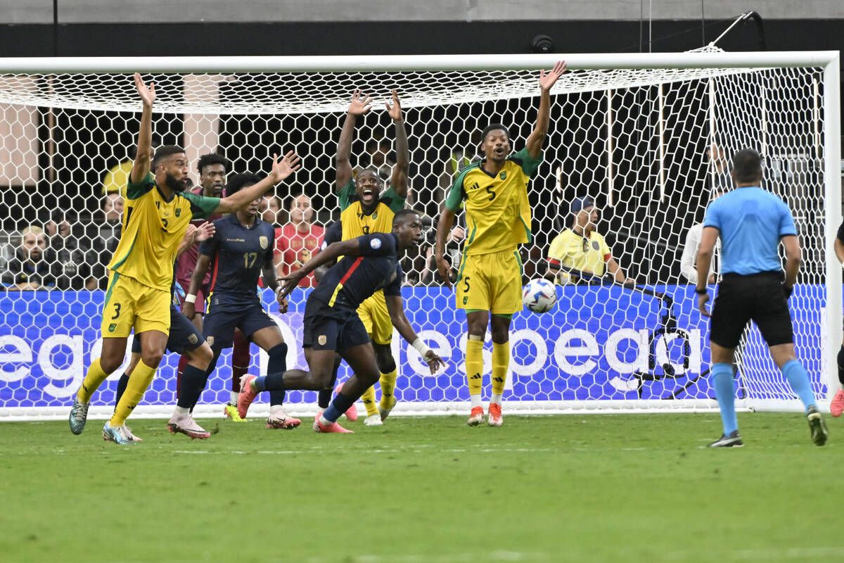 Jugadores de Jamaica protestan una decisión del árbitro Cristian Garay de Chile durante un pa ...