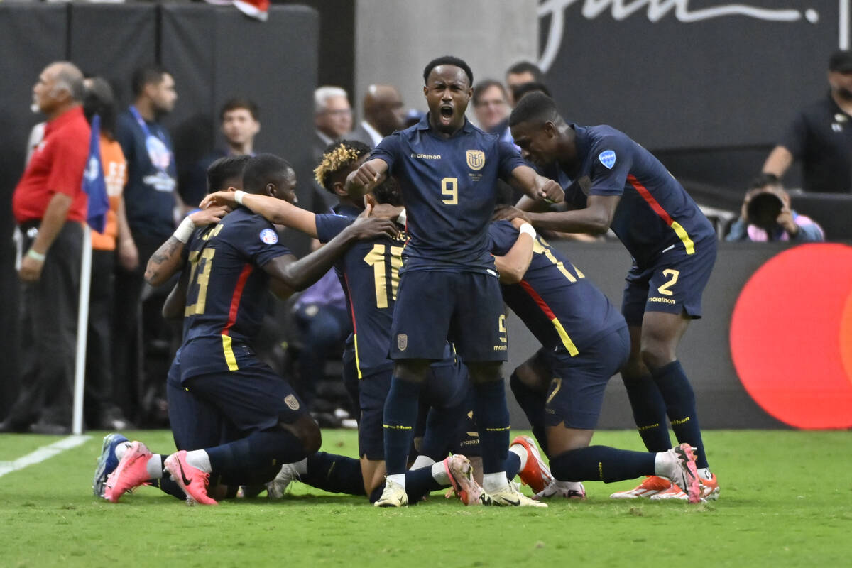 Jugadores de Ecuador celebran después de un autogol de Kasey Palmer de Jamaica durante un part ...