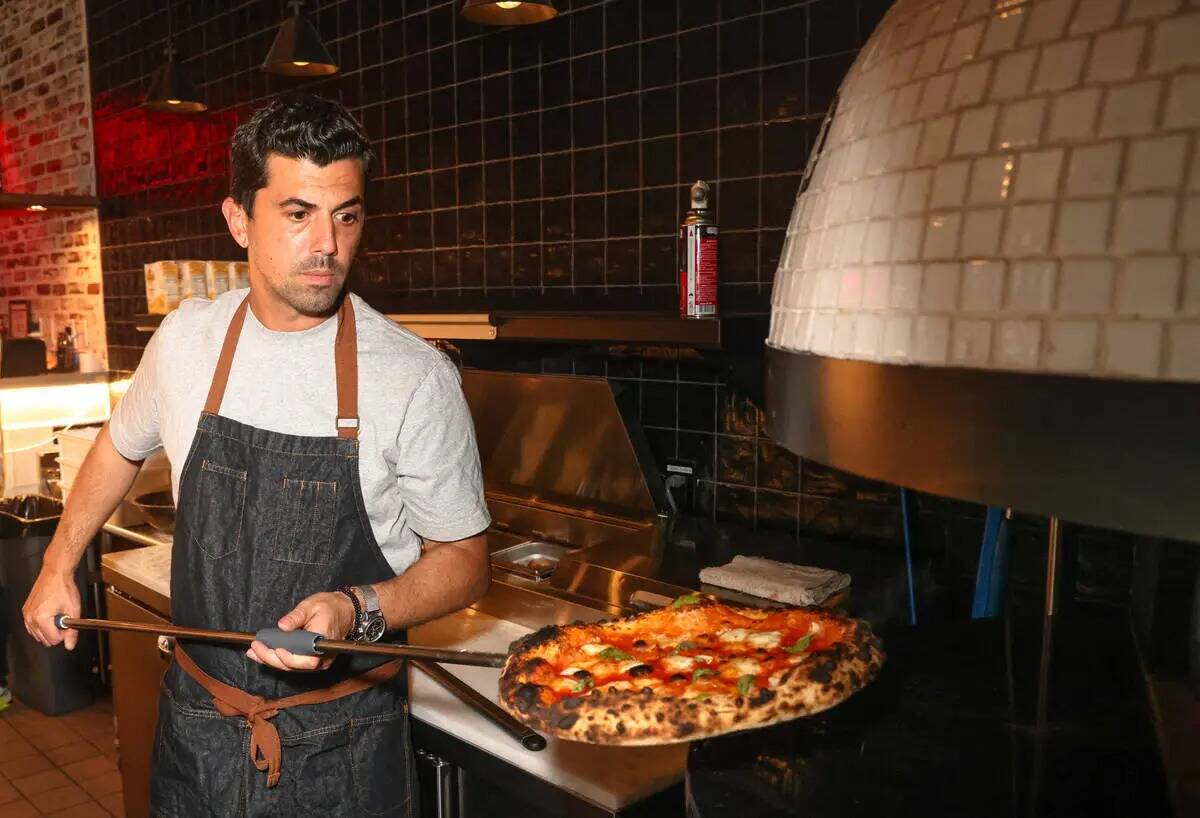 El campeón mundial de pizzas Michael Vakneen saca una pizza del horno en Double Zero Pie & Pub ...