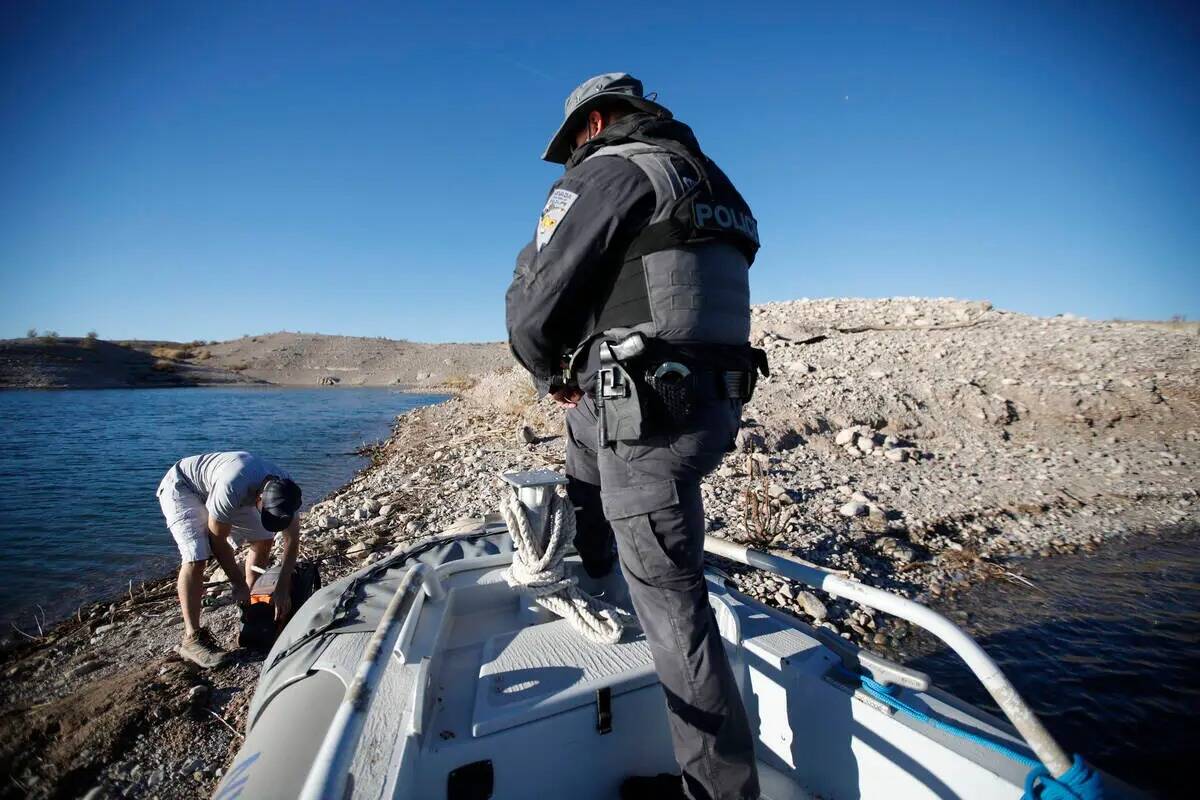 Sean Flynn, guarda de caza del Departamento de Vida Silvestre de Nevada, pide a un pescador que ...