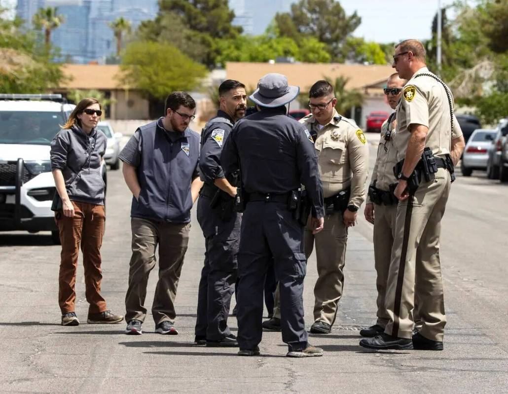 Agentes de policía de Las Vegas y guardas de caza del Departamento de Vida Silvestre de Nevada ...