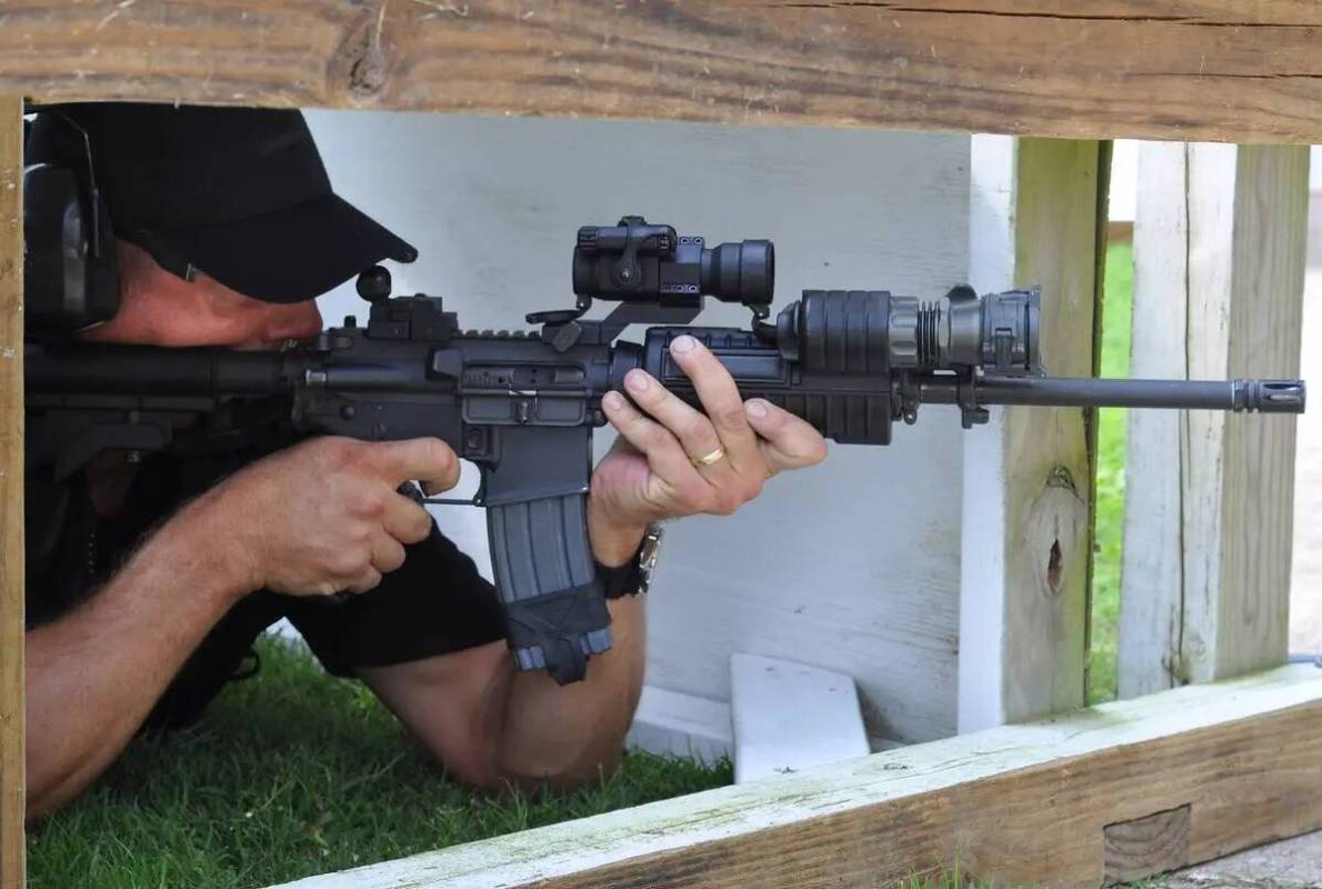 Un agente de policía apunta desde una posición cubierta durante la capacitación. (Getty Images)