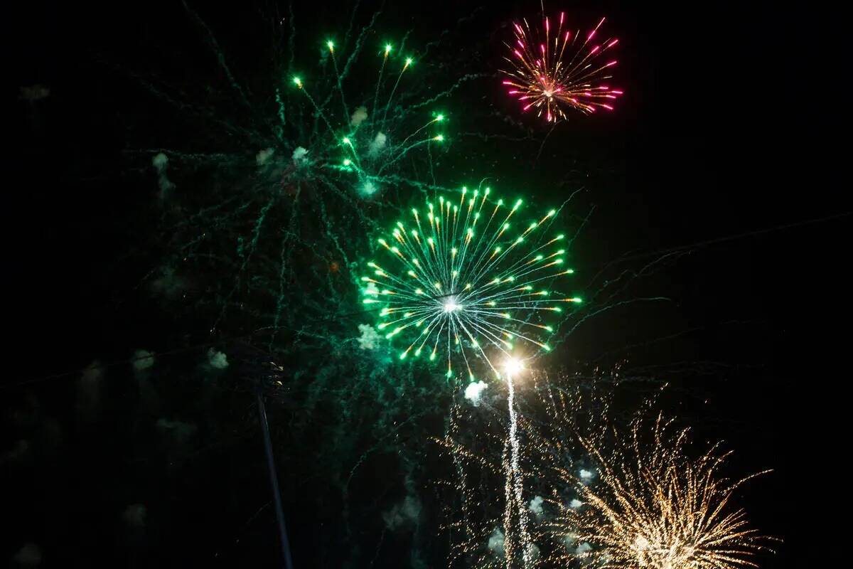 Los fuegos artificiales se disparan por encima de Las Vegas Ballpark después de que las Vegas ...