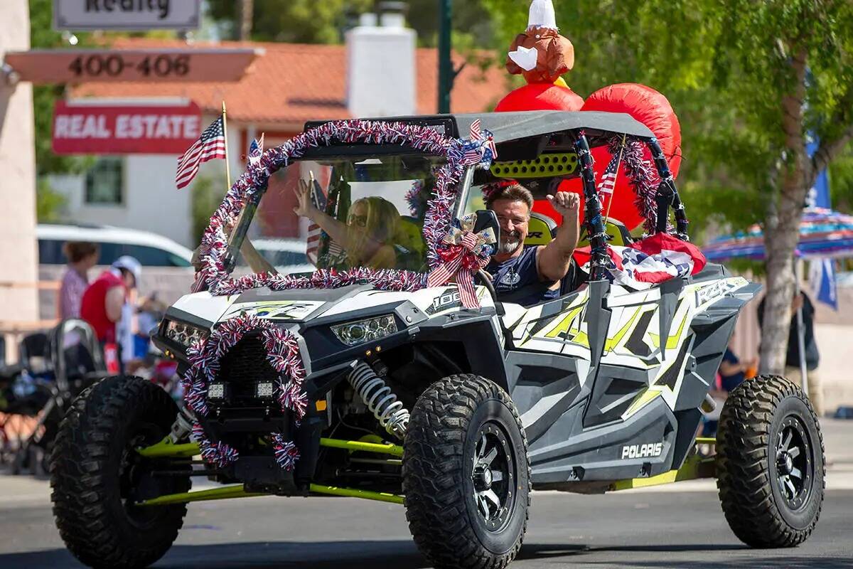 Un buggy pasa por la ruta del desfile durante el evento de dos días Damboree el sábado 3 de j ...