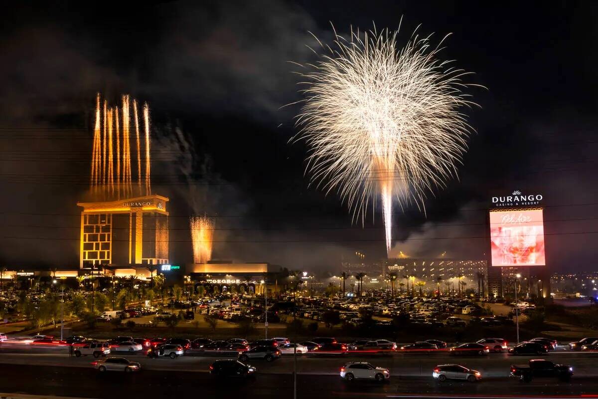 Fuegos artificiales sobre el nuevo Casino Durango el martes 5 de diciembre de 2023, en Las Vega ...