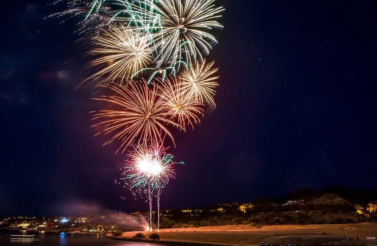 Un espectáculo de fuegos artificiales durante las celebraciones del fin de semana del 4 de jul ...