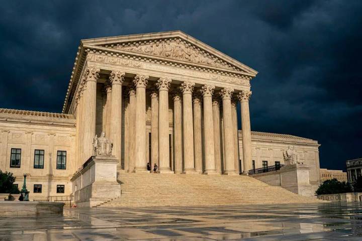 El Tribunal Supremo se ve bajo cielos tormentosos en Washington, el 20 de junio de 2019. (AP Ph ...