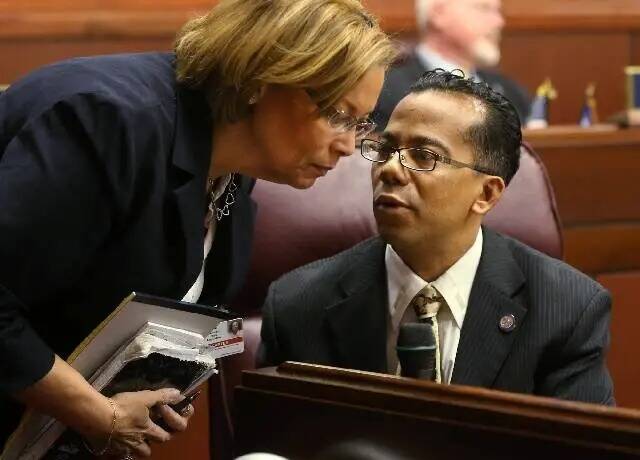 El asambleísta de Nevada Steven Brooks, demócrata por North Las Vegas, habla con la agregada ...