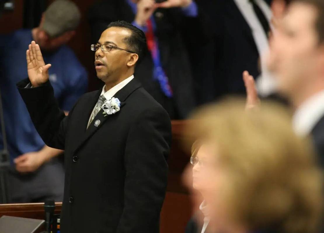 El asambleísta de Nevada Steven Brooks, demócrata por North Las Vegas, jura su cargo durante ...