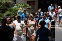 Turistas caminan por el Strip, el jueves 27 de junio de 2024, en Las Vegas. (Daniel Jacobi II/L ...