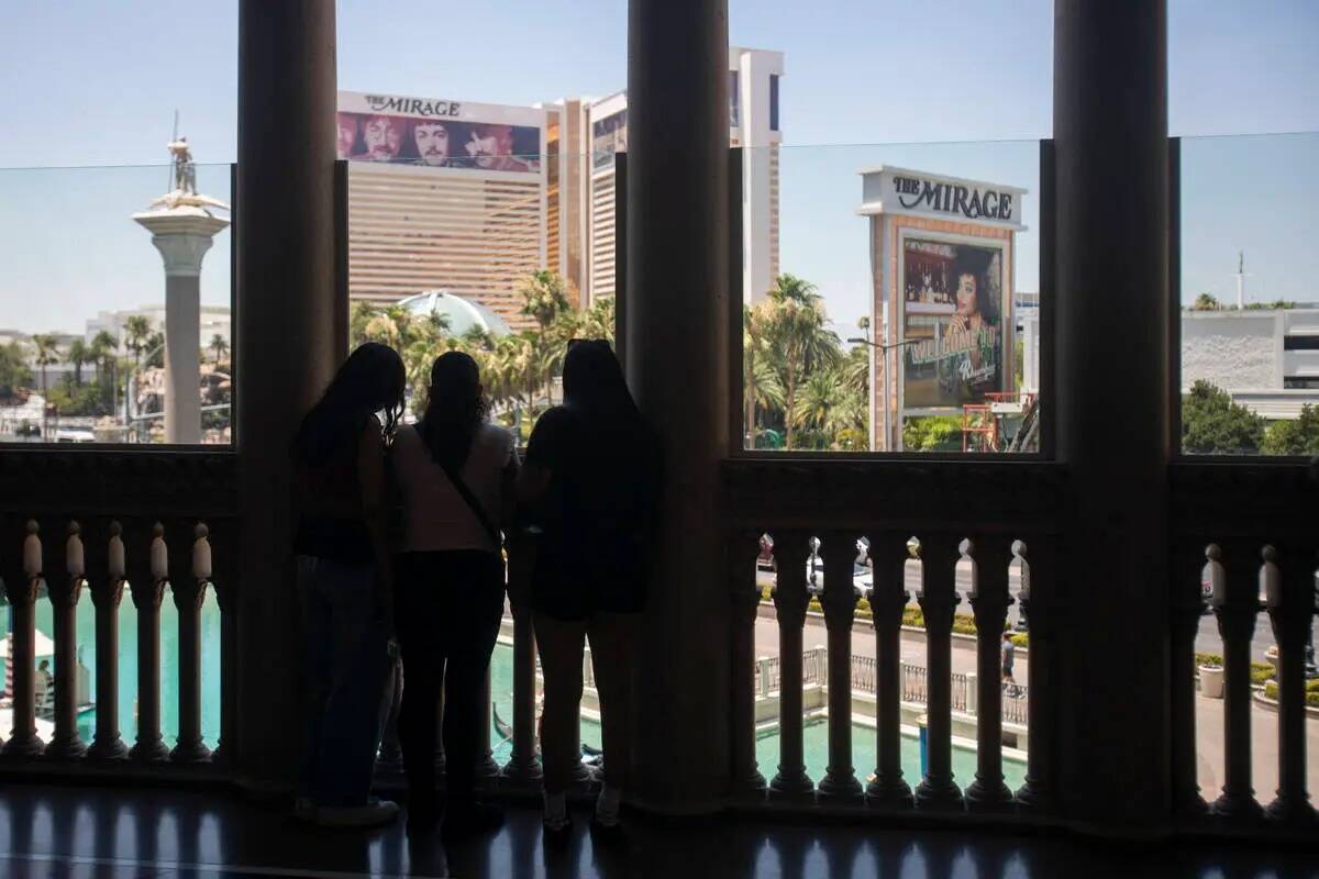 Un grupo de turistas mira hacia el Strip desde The Venetian, el jueves 27 de junio de 2024, en ...