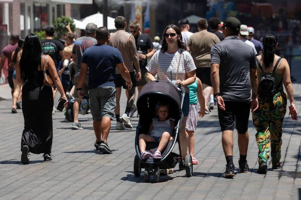 Turistas caminan por el Strip, el jueves 27 de junio de 2024, en Las Vegas. (Daniel Jacobi II/L ...