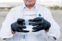 El especialista de campo en monitoreo de la calidad del agua Daniel Luong analiza muestras de a ...