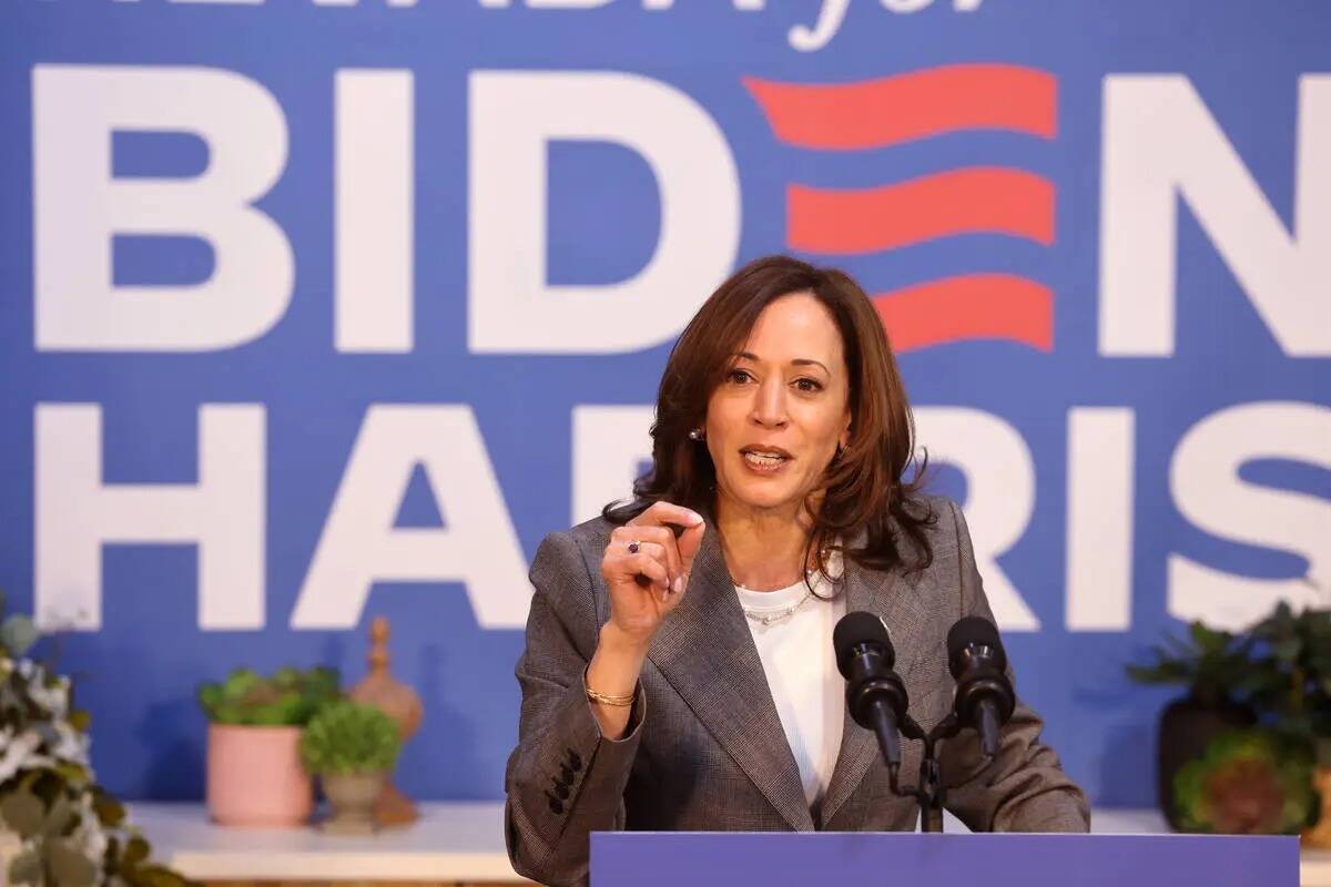 La vicepresidenta Kamala Harris habla durante un acto de campaña en el espacio de coworking Bo ...