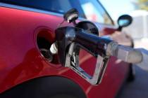 Un automovilista llena el depósito de combustible de un vehículo en una estación de Shell, e ...