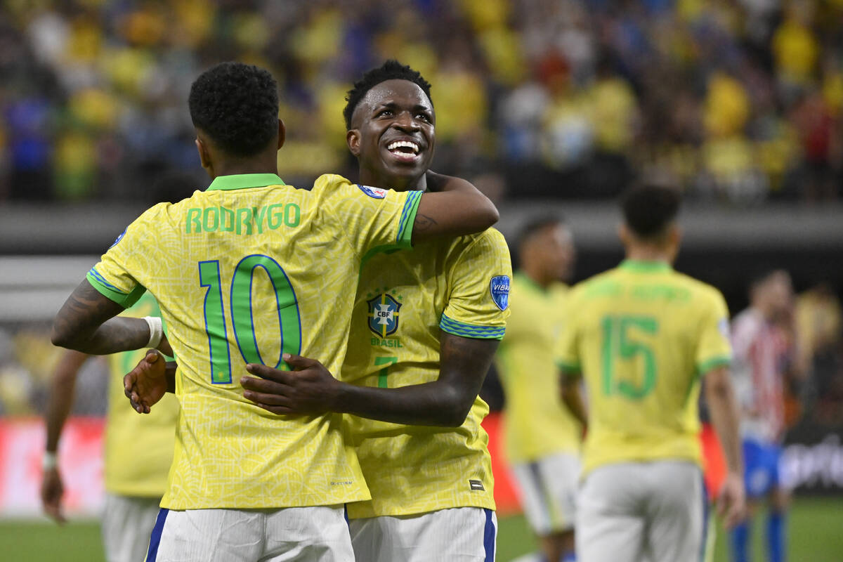 El brasileño Vinicius Junior, a la derecha, celebra con su compañero Rodrygo después de anot ...