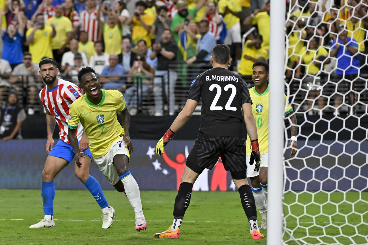 El brasileño Vinicius Junior celebra el tercer gol de su equipo contra Paraguay durante el par ...