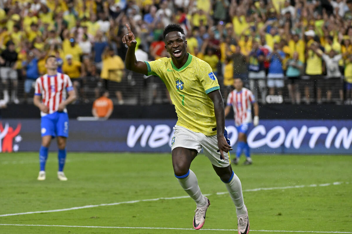 El brasileño Vinicius Junior celebra el tercer gol de su equipo contra Paraguay durante el par ...