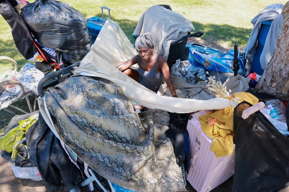 Nathalie Brown, de 57 años, se resguarda del sol con sus pertenencias en el parque Justice Myr ...