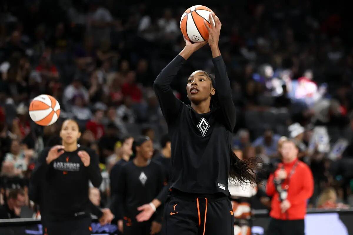 La alero de Las Vegas Aces Jessika Carter lanza durante el calentamiento antes de un partido de ...