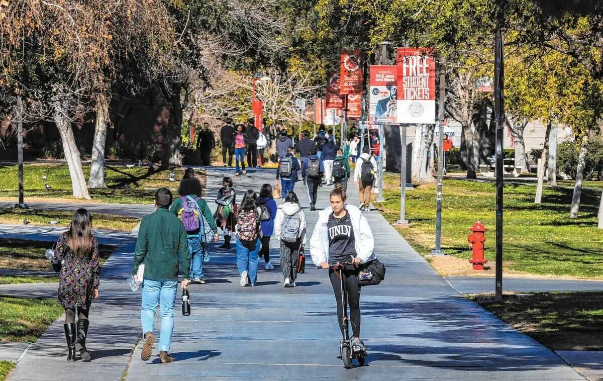 La gente se abre paso a través del campus mientras los estudiantes regresan a clases, el marte ...