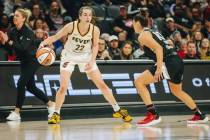 La escolta de las Indiana Fever Caitlin Clark (22) driblea el balón mientras la escolta de las ...