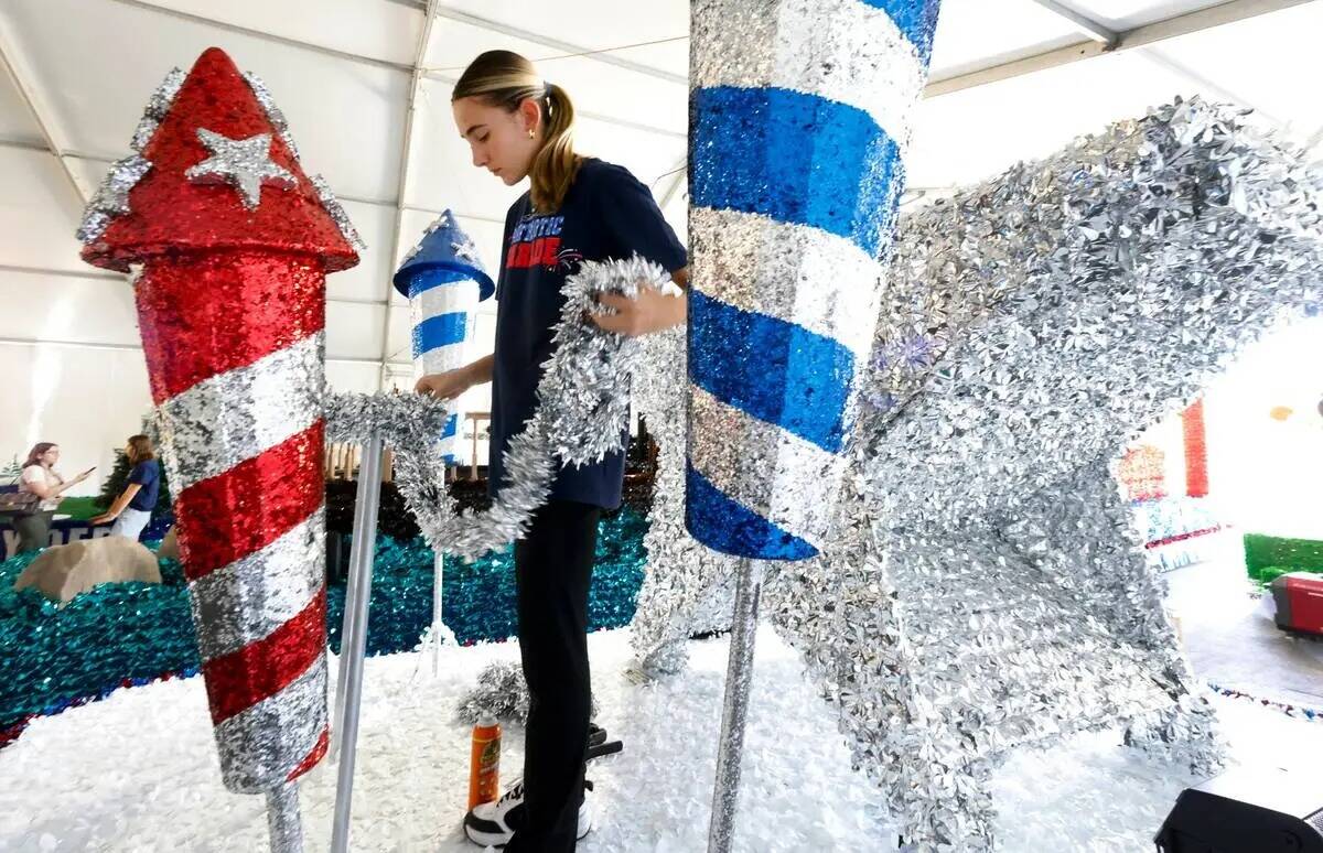 Kate Wagner, una voluntaria, decora la carroza de "Donald", que participará en el desfile patr ...