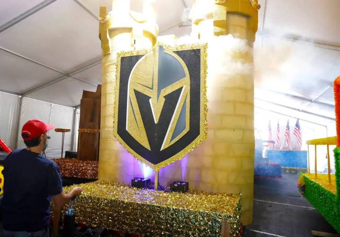 Dave Bailey, un voluntario, prueba la máquina de niebla en la carroza "Vegas Golden Knights", ...